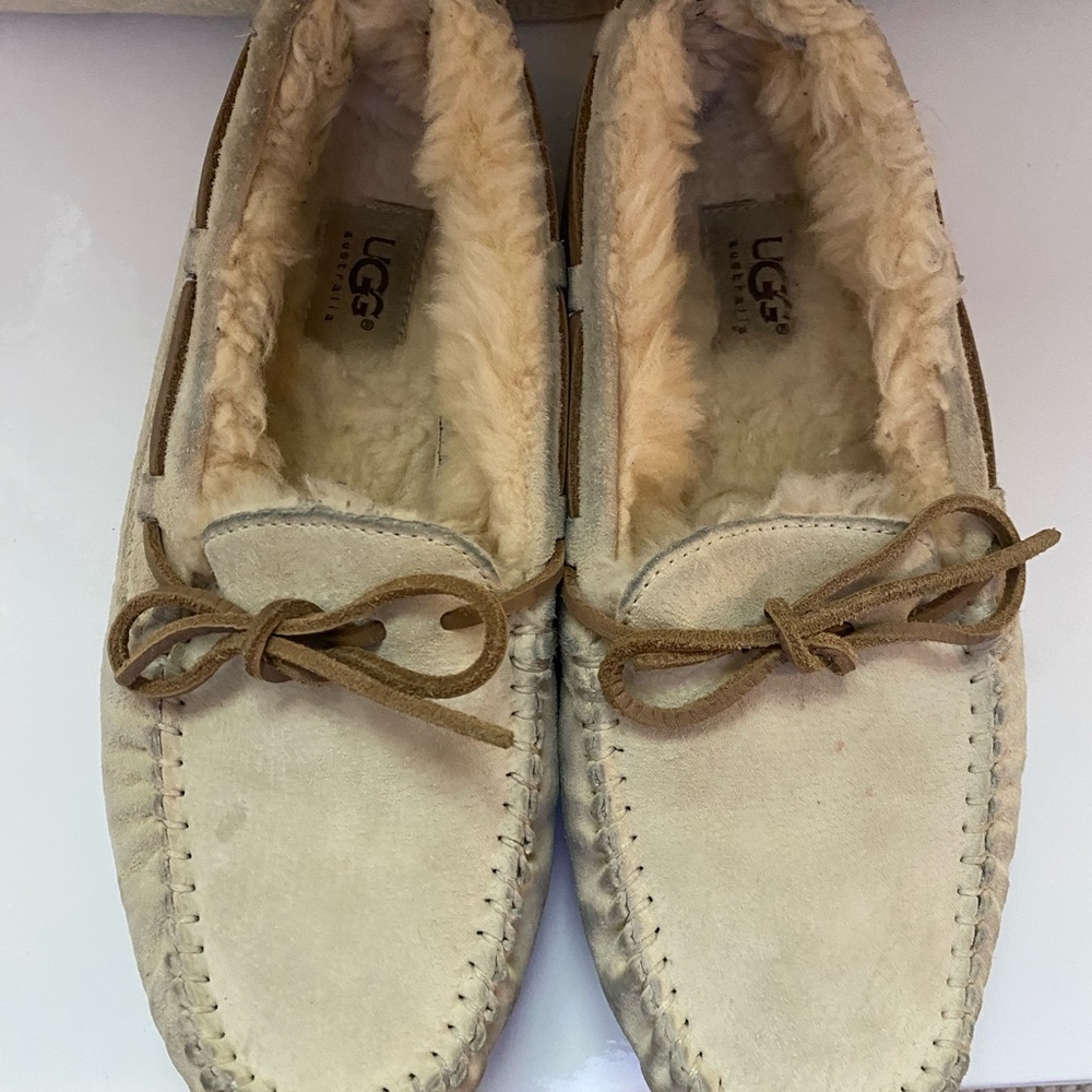 UGG Leather Australia Classic Mocassins; Great Condition; Size 8 US; Soft & Warm